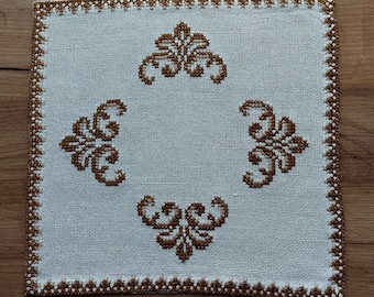ヴィンテージの手刺繍リネンテーブルマット、スカンジナビアのクロスステッチ刺繍テーブルマット、ヴィンテージのテーブルリネン、ヴィンテージのドイリー (F6)