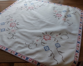 60 年代の花柄手刺繍テーブルマット、ヴィンテージの刺繍、ヴィンテージの手刺繍、スカンジナビアのレトロ デザイン、ヴィンテージ キッチン (F2)