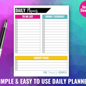 Pode incluir: Um planejador diário imprimível com seções para listas de tarefas, horários e tarefas urgentes. O planejador tem um fundo branco com cabeçalhos coloridos e o texto "SIMPLE & EASY TO USE DAILY PLANNER". Uma caneta preta e prateada está à esquerda.