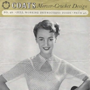 Op de afbeelding: Een vintage haakpatroon voor een wit gehaakt topje met een sleutelgat halslijn. Het patroon is van Coats Mercer-Crochet Design, No. 421. Volledige werkinstructies zijn inbegrepen. Prijs 4d.