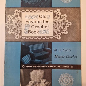 Op de afbeelding: Vintage omslag van het boek "Old Favourites Crochet Book". De omslag heeft een blauw en grijs kleurenschema met afbeeldingen van gehaakte kleedjes en een woonkamerscène. De titel van het boek wordt weergegeven in een decoratief lettertype, met de tekst "Coats Mercer-Crochet".