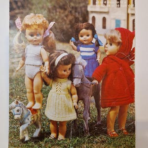 Könnte beinhalten: Vintage Patons Schnittmuster-Cover mit Puppen in gestrickten Outfits. Die Puppen stehen auf einer grasbewachsenen Oberfläche, mit einem Spielzeugpferd im Vordergrund. Das Cover hat den Text "PATONS" und "Doll's Clothes", für Puppen von 25, 30, 35 oder 40 cm.