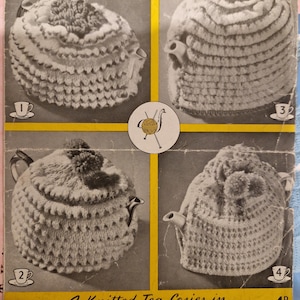 Puede incluir: Un patrón de tejido vintage para cuatro calienta-teteras de punto en Scotch Double Knitting. El patrón es de Emu y cuesta 4 peniques. Las calienta-teteras se muestran en blanco y negro.