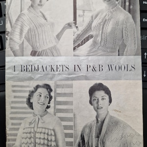 Könnte beinhalten: Vintage Schwarz-Weiß-Bild mit vier Bettjacken-Designs. Das Bild zeigt Frauen, die die gestrickten Bettjacken präsentieren. Der Text lautet "4 BEDJACKETS IN P&B WOOLS".
