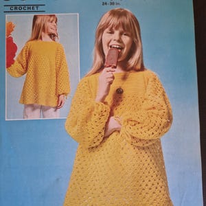 Puede incluir: Un patrón de crochet para un vestido amarillo con hilo de crepé de 4 cabos. El patrón se llama "Kingfisher" y es para tallas de 24-30 pulgadas. El patrón es de Patons y es el número 2254.