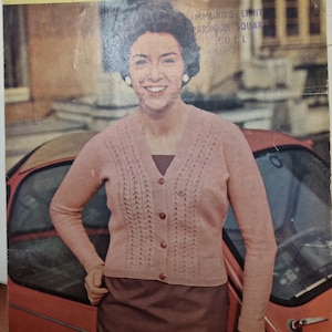 Puede incluir: Patrón vintage Lee Target con una mujer con una rebeca rosa. El patrón es para Campanula 3 ply o Leemont Crepe 2 ply Wool, con tallas de busto de 96.5-101.6 cm (106.7-111.8 cm). El patrón es a prueba de polillas.