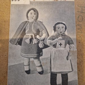 Op de afbeelding: Vintage zwart-witfolder met gebreide poppen. De folder heet "Red Riding Hood & Nurse Dolls" en bevat illustraties van de poppen. De Bestway-folder is gemarkeerd met 959 en 3d.