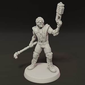 Könnte beinhalten: Graue Figur einer Person in futuristischer Kleidung, die eine Waffe und einen pfeifenartigen Gegenstand hält. Die Figur steht auf einem kreisförmigen Sockel, mit detaillierter Rüstung und Brille. Science-Fiction-Thema.