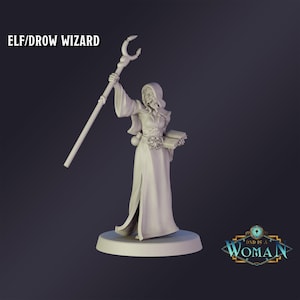 Puede incluir: Una figura blanca de Elfo/Drow Hechicero, sosteniendo un báculo con un diseño de media luna y un libro. La figura lleva una túnica con capucha y está sobre una base circular. El texto "DND is a Woman" es visible.