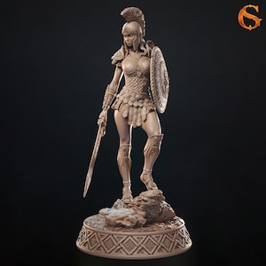 Könnte beinhalten: Detaillierte Skulptur einer Kriegerin in antiker griechischer Rüstung, die ein Schwert und einen Schild hält. Die Figur steht auf einem felsigen Sockel mit einem dekorativen, gemusterten Podest. Die Rüstung umfasst einen Helm, eine Brustplatte und einen Rock, alles in einem beigen Farbton.