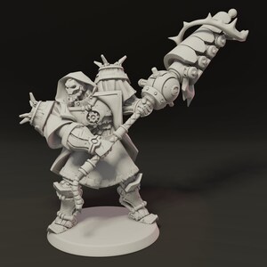 Puede incluir: Figura gris impresa en 3D de un guerrero con túnica con capucha y armadura, sosteniendo un arma mecánica grande. La figura tiene una cara esquelética y detalles mecánicos intrincados, de pie sobre una base circular. El diseño sugiere un tema de fantasía o ciencia ficción.