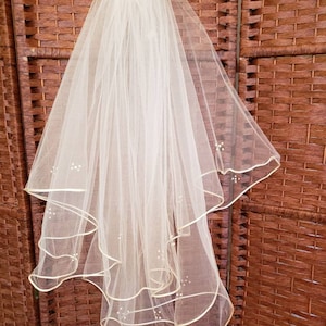Voile de mariage en ivoire léger avec des perles et des cristaux
