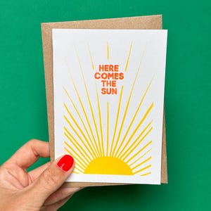 Tarjeta "Aquí viene el sol" / Tarjeta de cumpleaños para él / Tarjeta de cumpleaños para ella / Tarjeta de pastel de cumpleaños / Tarjeta de cumpleaños simple / Tarjeta risográfica / Tarjeta de los Beatles