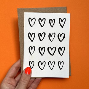 Valentijnswenskaart met hartjes | Riso-kaart | Risografiekaart | Verjaardagskaart schattig | Sympathiekaart | Ik denk aan je | Liefdeskaart Eenvoudig
