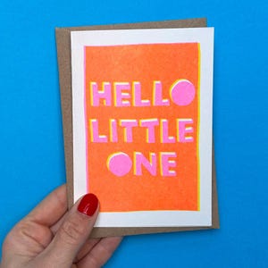 Hallo Kleine Karte | Baby Karte | Baby Mädchen Karte | Karte für frischgebackene Eltern | Karte Erstlings Baby | Riso Karte | Glückwunschkarte