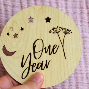 Tarjetas de hitos mensuales, marcadores de hitos mensuales para bebés, discos de hitos mensuales para fotos de bebés, letreros mensuales para bebés, placa Hello World