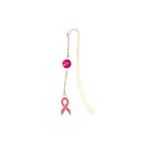 Può includere: Segnalibro d'argento con un ciondolo a forma di nastro rosa e una perla di pietra preziosa rosa. Il segnalibro è progettato per tenere una pagina in un libro.