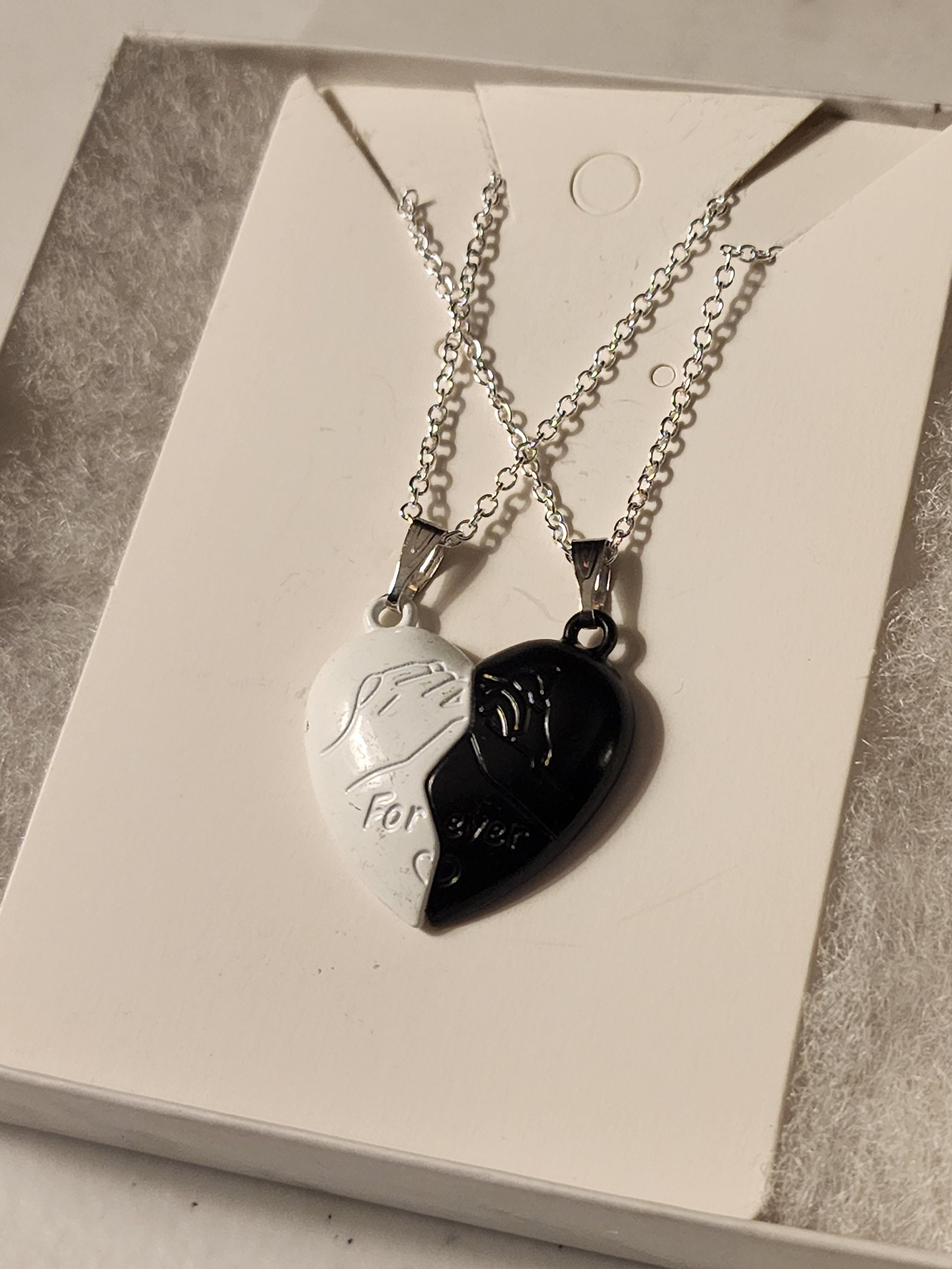 Collana A Cuore Magnetico Per Coppie - 2 Ciondoli Che Si Uniscono, Nero E Bianco - Foto 2