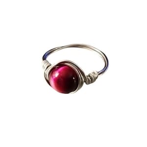 Anillo de alambre envuelto en ojo de tigre rojo