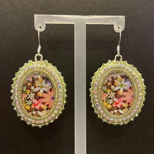 Pendientes florales con cuentas hechos por nativos de Alaska