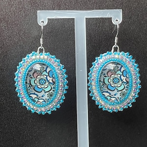 Pendientes florales con cuentas hechos por nativos de Alaska