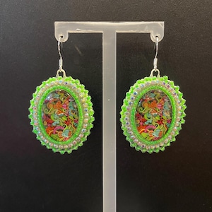 Pendientes florales con cuentas hechos por nativos de Alaska