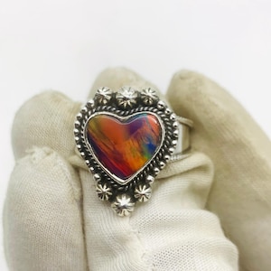 Aurora Opal Herzförmiger Ring in Sterling Silber | Handgemachter irisierender Edelstein Schmuck | Boho Chic Geschenk