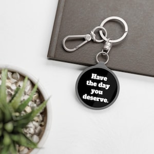 Sleutelhanger / grappig sleutelhangerlabel / grappige sleutelhanger / Have the Day You Deservet / Sleutelhanger / Portemonnee-bedel / Sleutelhouder / Cadeau voor vriend