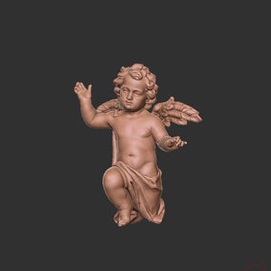 Puede incluir: Una escultura de querubín marrón con alas detalladas, cabello rizado y una tela drapeada. El querubín está arrodillado con un brazo levantado y el otro extendido, sobre un fondo gris oscuro.
