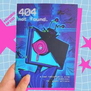 Puede incluir: Un fanzine rectangular titulado 404 not found. con una ilustración digital en azul oscuro y morado de un personaje con una pantalla de televisión por cabeza. La pantalla muestra un ojo rosa con efecto de goteo y texto con estilo glitch.