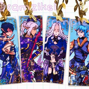 Könnte beinhalten: Vier farbenfrohe Lesezeichen mit Anime-Charakteren und filigranen Details. Jedes Lesezeichen zeigt einen anderen Charakter mit einem einzigartigen Design und Farbschema. Die Charaktere sind in einer Fantasy-Umgebung mit funkelnden Akzenten dargestellt.