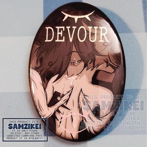 Könnte beinhalten: Ein ovaler Ansteckbutton mit einer dunkel gehaltenen Illustration einer Figur mit fließendem Haar und dem Wort DEVOUR in weißer Schrift am oberen Rand. Das Design enthält einen Wasserzeichentext THIS PRODUCT IS BY SAMZIKEI.