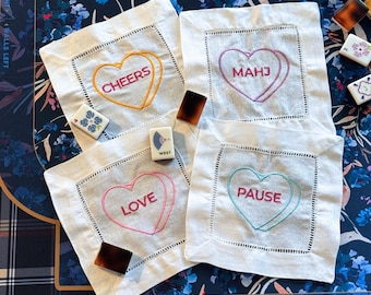 Servilletas de lino bordadas Mahjong - Set de San Valentín con corazones de conversación
