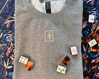 Sudadera bordada con el pájaro Mahjong Bam: cuello redondo acogedor, regalo de Mahjong