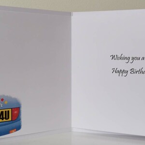 K&ouml;nnte beinhalten: Geburtstagskarte mit blauem Auto-Design. Im Inneren der Karte steht die Nachricht &bdquo;Wishing you a very Happy Birthday!&ldquo;. Die Vorderseite der Karte zeigt ein Cartoon-Auto mit dem Text &bdquo;JUST 4U&ldquo; auf dem Nummernschild.