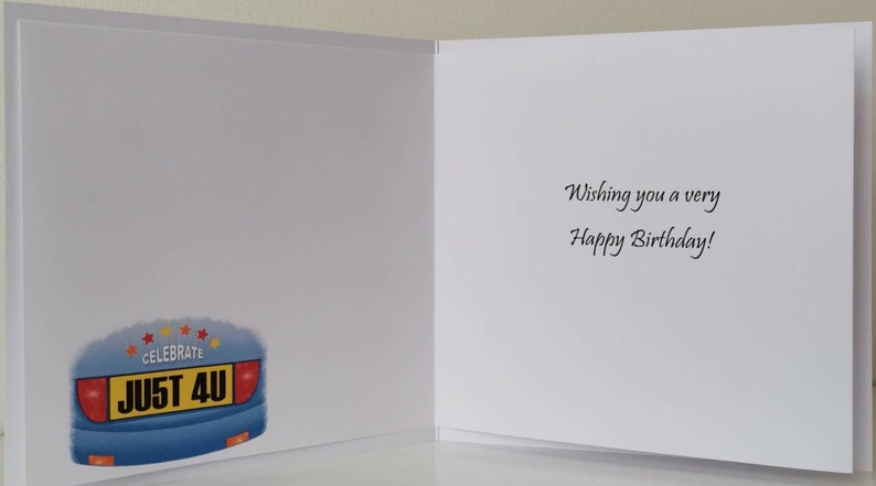 K&ouml;nnte beinhalten: Geburtstagskarte mit blauem Auto-Design. Im Inneren der Karte steht die Nachricht &bdquo;Wishing you a very Happy Birthday!&ldquo;. Die Vorderseite der Karte zeigt ein Cartoon-Auto mit dem Text &bdquo;JUST 4U&ldquo; auf dem Nummernschild.