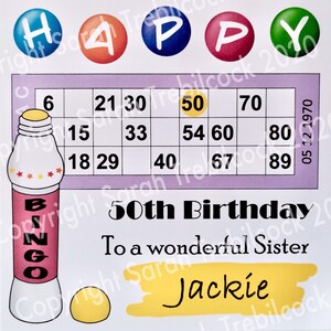 Puede incluir: Una tarjeta de cumplea&ntilde;os con la palabra "HAPPY" en letras de burbujas de colores. Se presenta una tarjeta de bingo con n&uacute;meros y una botella de bingo. La tarjeta est&aacute; personalizada con "50th Birthday" y "Jackie."