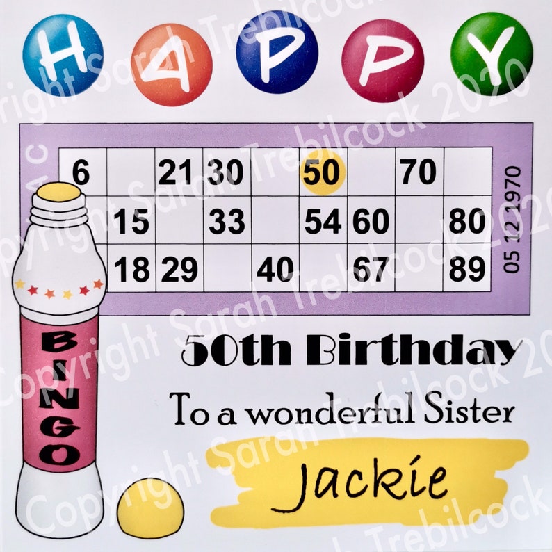 Puede incluir: Una tarjeta de cumplea&ntilde;os con la palabra "HAPPY" en letras de burbujas de colores. Se presenta una tarjeta de bingo con n&uacute;meros y una botella de bingo. La tarjeta est&aacute; personalizada con "50th Birthday" y "Jackie."