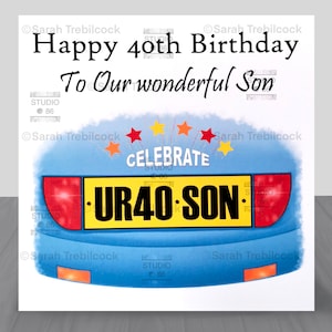 K&ouml;nnte beinhalten: Geburtstagskarte mit dem Text "Happy 40th Birthday To Our wonderful Son". Die Karte zeigt ein blaues Autodesign mit einem Nummernschild "UR40 SON". Bunte Sterne und das Wort "CELEBRATE" sind ebenfalls enthalten.