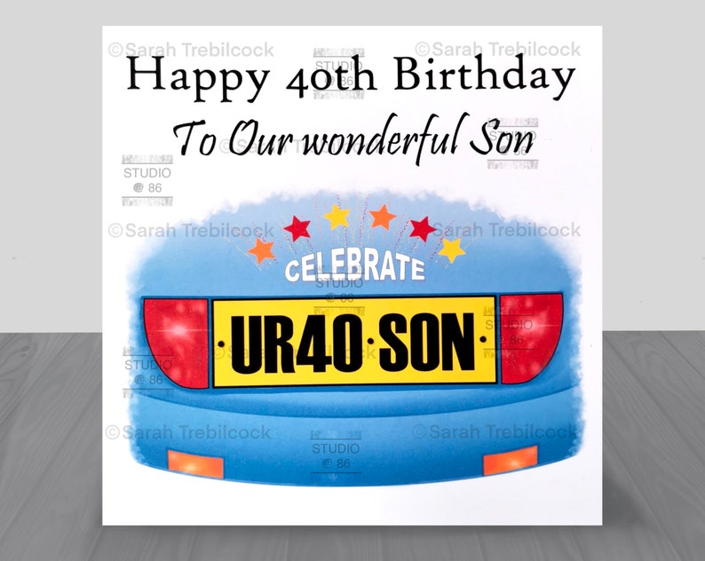 K&ouml;nnte beinhalten: Geburtstagskarte mit dem Text "Happy 40th Birthday To Our wonderful Son". Die Karte zeigt ein blaues Autodesign mit einem Nummernschild "UR40 SON". Bunte Sterne und das Wort "CELEBRATE" sind ebenfalls enthalten.