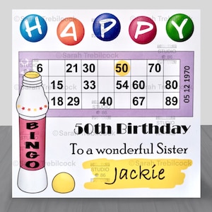 Puede incluir: Una tarjeta de cumplea&ntilde;os con tem&aacute;tica de bingo. La palabra "HAPPY" est&aacute; en la parte superior en letras de burbujas de colores. La tarjeta presenta una tarjeta de bingo, una botella de bingo y el texto "50th Birthday To a wonderful Sister Jackie".