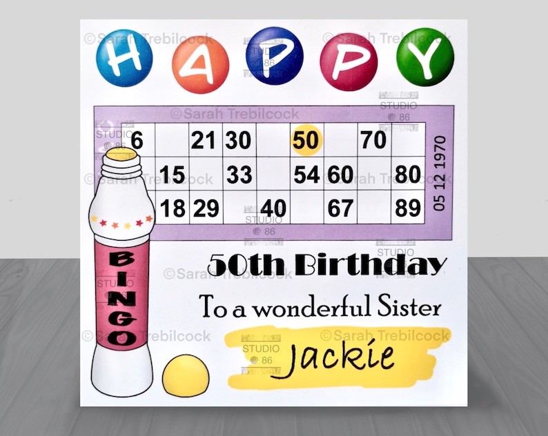 Puede incluir: Una tarjeta de cumplea&ntilde;os con tem&aacute;tica de bingo. La palabra "HAPPY" est&aacute; en la parte superior en letras de burbujas de colores. La tarjeta presenta una tarjeta de bingo, una botella de bingo y el texto "50th Birthday To a wonderful Sister Jackie".
