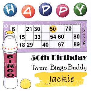 Puede incluir: Una tarjeta de cumplea&ntilde;os con la palabra "HAPPY" en letras de burbujas coloridas. Una tarjeta de bingo est&aacute; en el centro, con una botella de bingo a la izquierda. La tarjeta dice "50 cumplea&ntilde;os Para mi amigo de bingo Jackie".