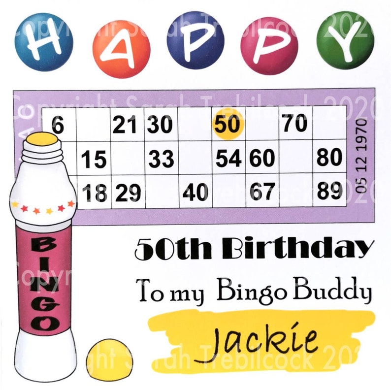 Puede incluir: Una tarjeta de cumplea&ntilde;os con la palabra "HAPPY" en letras de burbujas coloridas. Una tarjeta de bingo est&aacute; en el centro, con una botella de bingo a la izquierda. La tarjeta dice "50 cumplea&ntilde;os Para mi amigo de bingo Jackie".