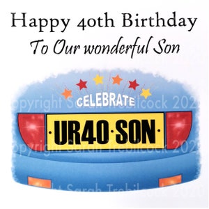 K&ouml;nnte beinhalten: Geburtstagskarte mit dem Text "Happy 40th Birthday To Our wonderful Son". Die Karte zeigt ein blaues Design mit einem gelben Nummernschild mit der Aufschrift "UR40 SON" und dem Wort "CELEBRATE". Rote, orange und gelbe Sterne sind dar&uuml;ber.