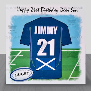 Puede incluir: Tarjeta de cumplea&ntilde;os con un dise&ntilde;o de camiseta de rugby azul, que muestra el nombre "JIMMY" y el n&uacute;mero "21". Incluye una bandera escocesa y la frase "Happy 21st Birthday Dear Son". Tambi&eacute;n hay un gr&aacute;fico de bal&oacute;n de rugby.
