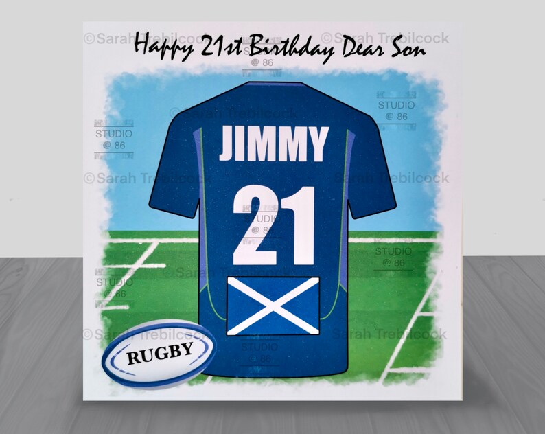 Puede incluir: Tarjeta de cumplea&ntilde;os con un dise&ntilde;o de camiseta de rugby azul, que muestra el nombre "JIMMY" y el n&uacute;mero "21". Incluye una bandera escocesa y la frase "Happy 21st Birthday Dear Son". Tambi&eacute;n hay un gr&aacute;fico de bal&oacute;n de rugby.