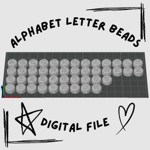 Op de afbeelding: Een digitaal bestand met grijze, ronde alfabet-letterkralen, cijfers van nul tot negen en symbolen zoals een hart, ster, muzieknoot en bloem. De tekst ALPHABET LETTER BEADS en DIGITAL FILE is aanwezig op de afbeelding.