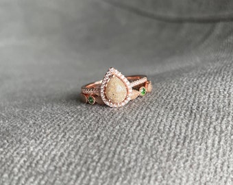 Anillo de cremación con forma de lágrima y piedra de nacimiento