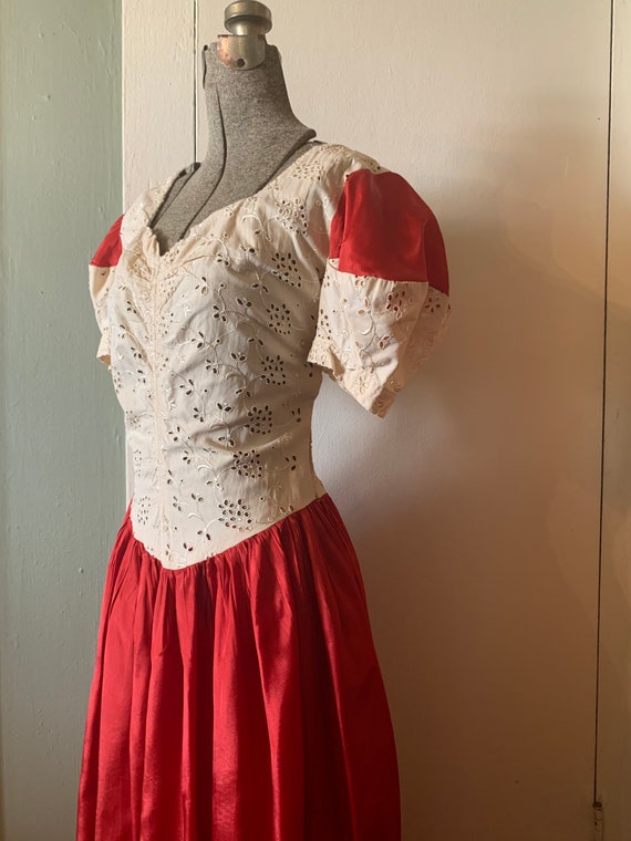 1930s Red & Cream Cotton Floral Eyelet Puff Sleev… - image 10